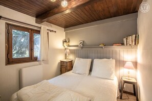 1 soverom, strykejern/-brett og reiseseng for barn