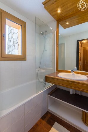 Bathtub, hair dryer