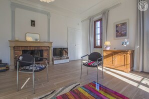 Una televisión, una chimenea