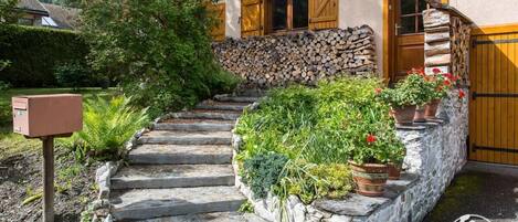 المنطقة المحيطة بالمنشأة