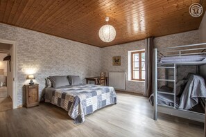5 室のベッドルーム、デスク、アイロン / アイロン台、旅行用ベビーベッド