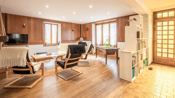 A spacious living room with wooden flooring, a television, a fireplace, and a bookshelf. - CHEZ ROSALIE - LA BIOLLE (LA BIOLLE)