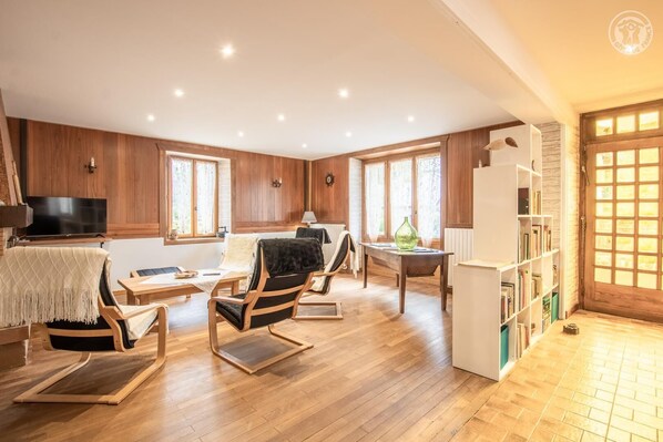 TV, fireplace - CHEZ ROSALIE - LA BIOLLE (LA BIOLLE)