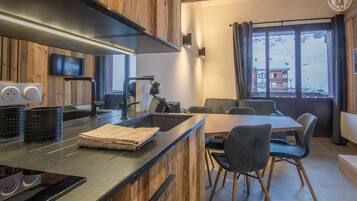 Kylskåp, mikrovågsugn, ugn och spishäll