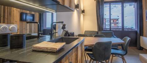 Réfrigérateur, micro-ondes, four, plaque de cuisson