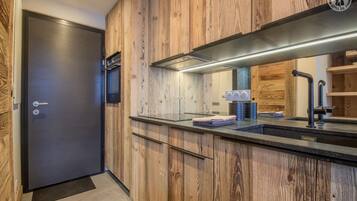 Kylskåp, mikrovågsugn, ugn och spishäll