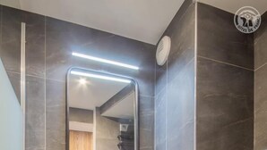 A modern bathroom with a wooden vanity, a white sink, and a large mirror. - ROND-POINT DES PISTES - INTERLUDE (TIGNES)