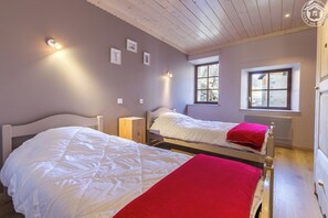 2 bedrooms, iron/ironing board
