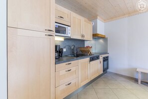 冷蔵庫、電子レンジ、オーブン、コンロ