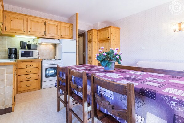 Fridge, oven, stovetop, toaster