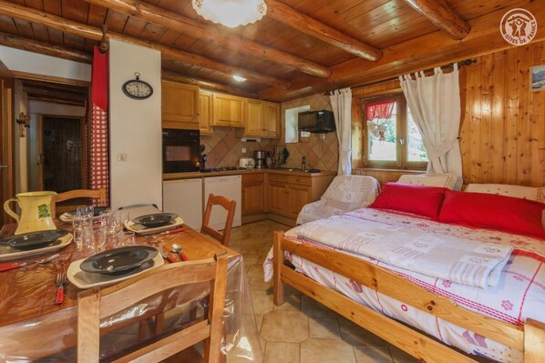 1 bedroom, iron/ironing board, travel cot, free WiFi
