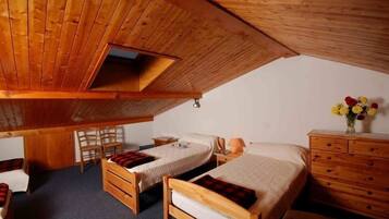 2 slaapkamers, een strijkplank/strijkijzer, reisbedje, gratis wifi