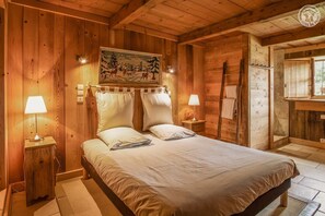 2 dormitoris, planxa i posts de planxar i un bressol de viatge