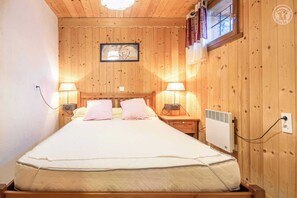2 bedrooms, iron/ironing board, travel cot, free WiFi