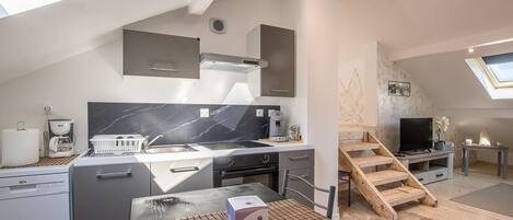 Réfrigérateur, four à micro-ondes, un four, surface de cuisson