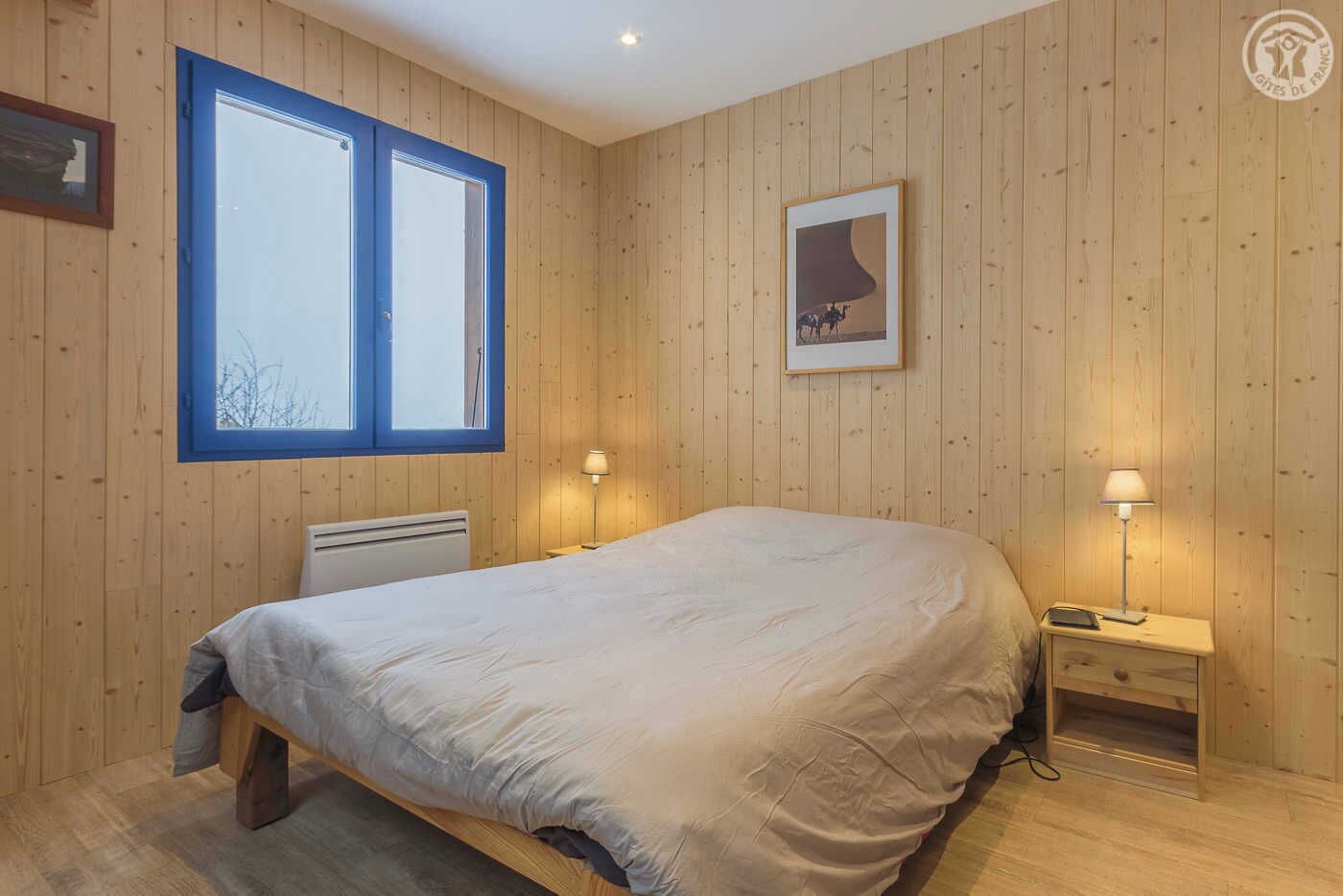 6 slaapkamers, een strijkplank/strijkijzer, reisbedje