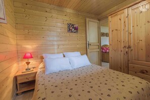 1 dormitori, planxa i posts de planxar i un bressol de viatge 