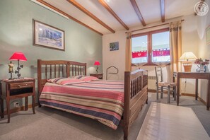 1 bedroom, iron/ironing board, free WiFi - AU JARDIN FLEURI - LE MONTCEL (LE MONTCEL)