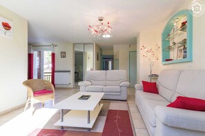 Télévision, lecteur de DVD, chaîne hi-fi