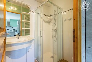 Shower, hair dryer - LES RUFFES - LES BELLEVILLE (LES BELLEVILLE)