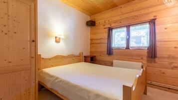 3 dormitorios, tabla de planchar con plancha, cuna de viaje