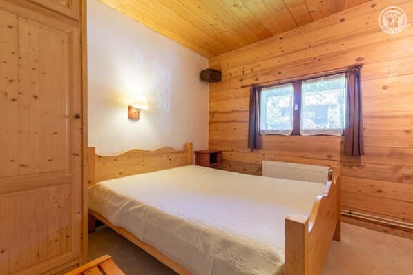 3 bedrooms, iron/ironing board, travel crib