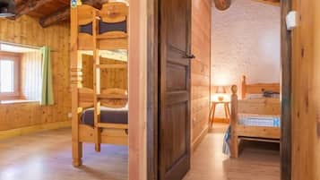 2 slaapkamers, een strijkplank/strijkijzer, reisbedje