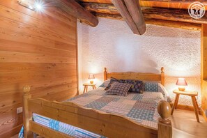 2 soverom, strykejern/-brett og reiseseng for barn