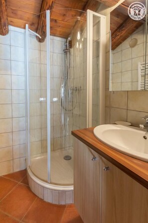 Douche, sèche-cheveux