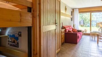 Een strijkplank/strijkijzer, reisbedje, gratis wifi, beddengoed