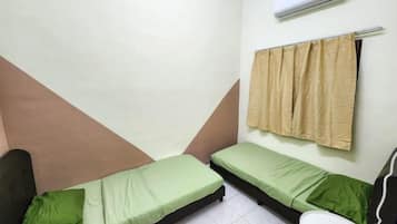 3 habitaciones y tabla de planchar con plancha