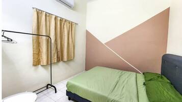 3 dormitorios y tabla de planchar con plancha