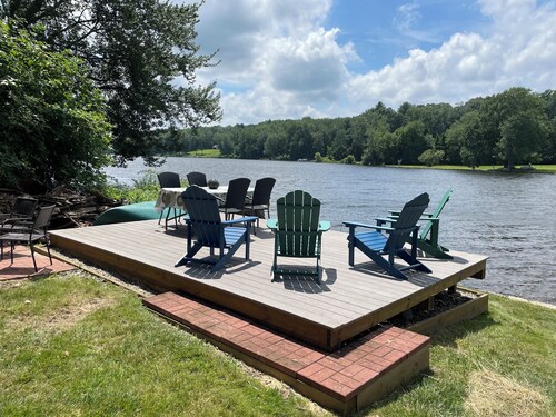 Stunning Lakefront Escape! Book Your Dream Getaway!
