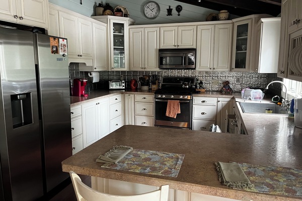 Réfrigérateur, micro-ondes, four, plaque de cuisson