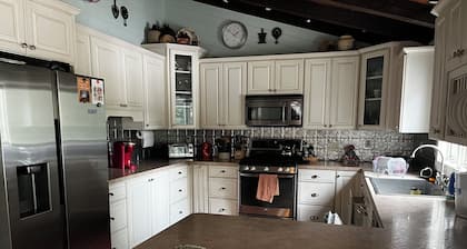 Stunning Lakefront Escape! Book Your Dream Getaway!