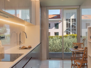 Geladeira, micro-ondas, fogão, cooktop