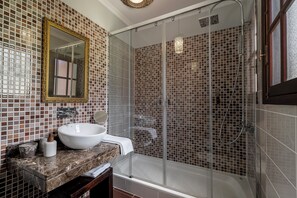 Douche, sèche-cheveux, serviettes fournies