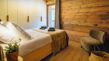 4 habitaciones, tabla de planchar con plancha, wifi y ropa de cama