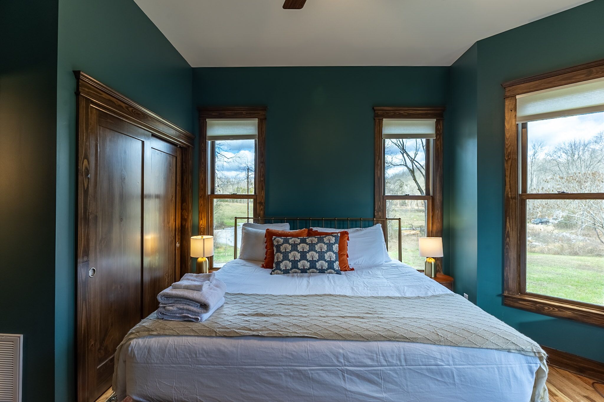 5 camere, una scrivania, ferro/asse da stiro, culla da viaggio