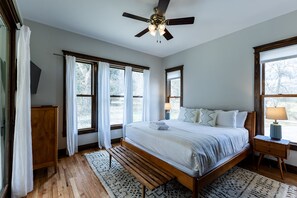 5 bedrooms, desk, iron/ironing board, travel cot