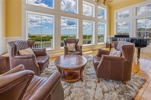 スマートテレビ、暖炉、書庫