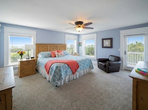 32 bedrooms, desk, iron/ironing board, travel crib