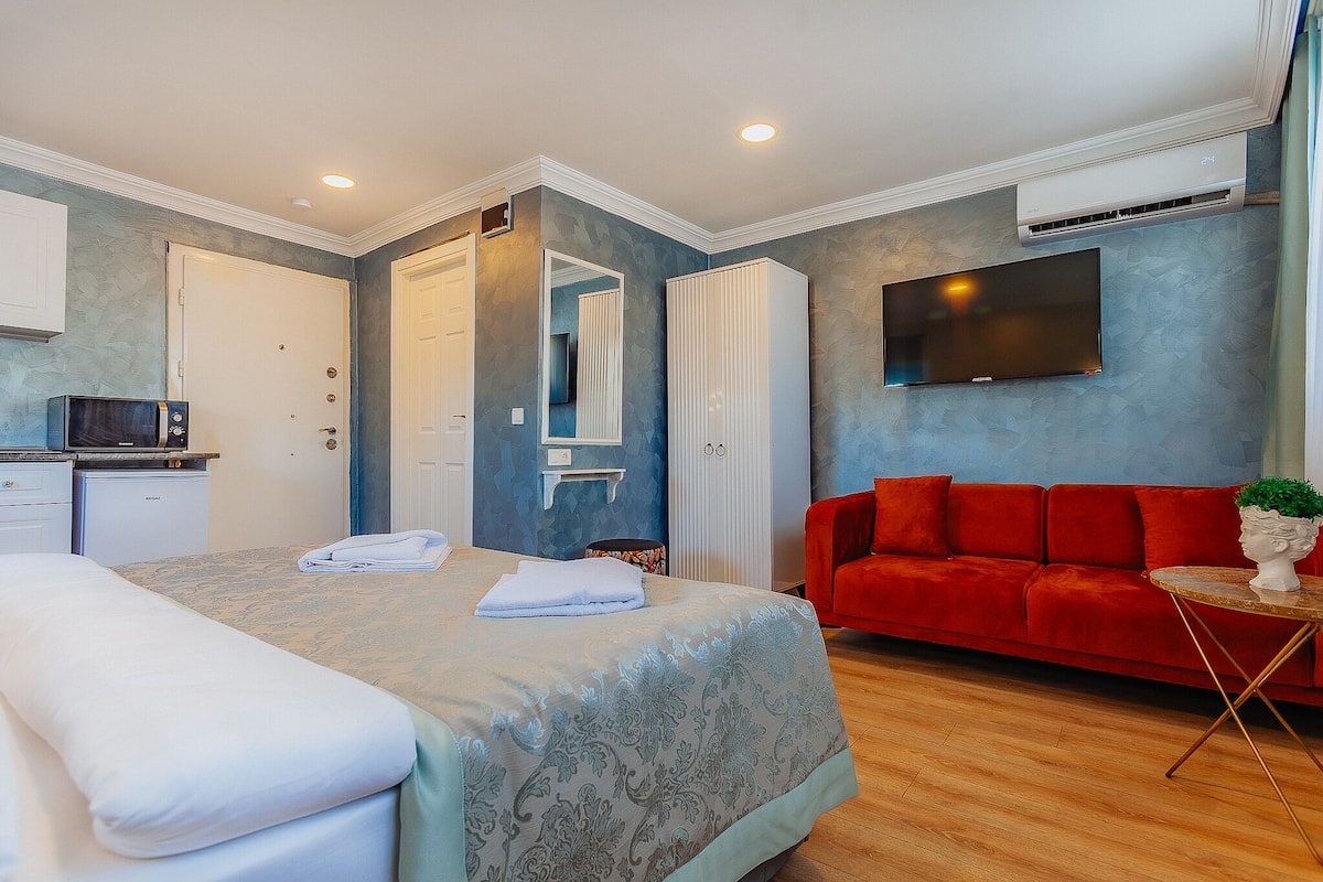 Studio Confort | Coin séjour | TV connectée de 35 pouces avec chaînes numériques