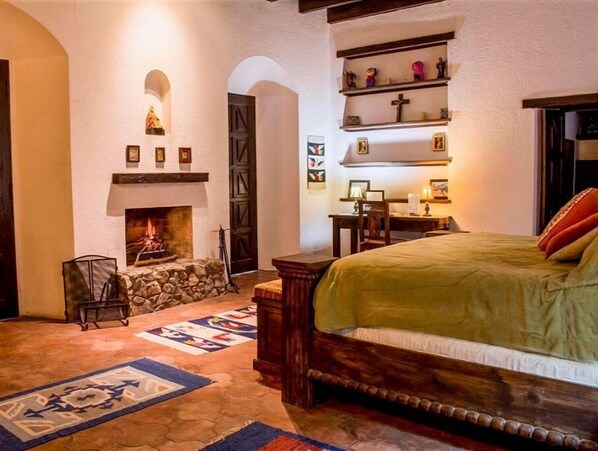2 bedrooms, desk, WiFi