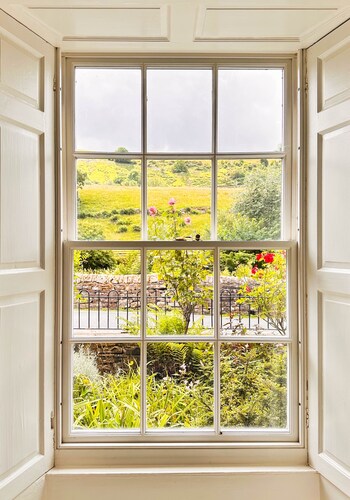 A fantastic, spacious, holiday home which comfortably sleeps 12 guests and 2 well behaved