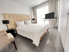 2 quartos, ferros/tábuas de passar roupa, roupa de cama