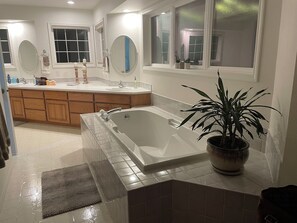 Shower, hair dryer, towels, soap - Stately Home in Historic Oregon City (Oregon City)