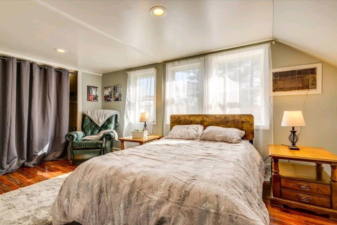 2 chambres, bureau, fer et planche à repasser, lit de bébé portatif