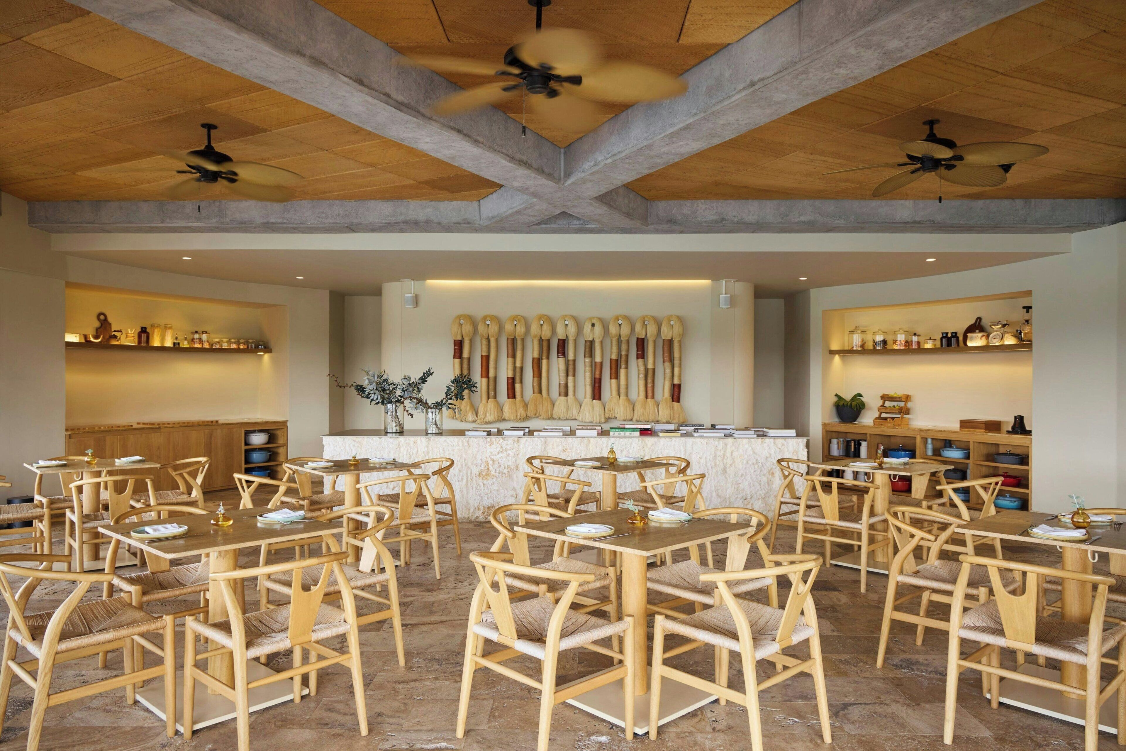 Un restaurant doté de mobilier en bois et d’un bar central.