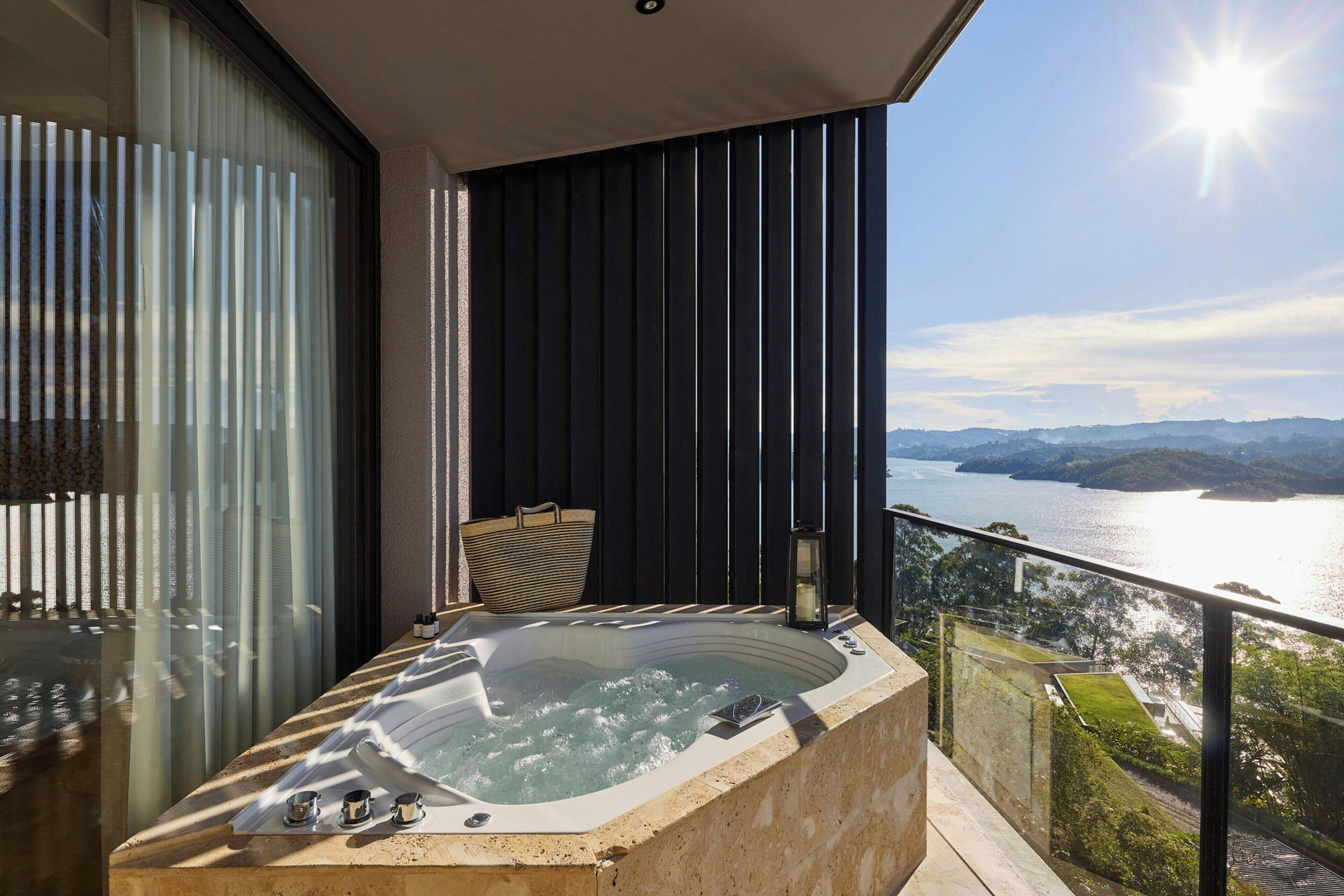 Habitación Deluxe, 1 cama King size, vista al lago (Balcony) | Sábanas de algodón egipcio, ropa de cama de alta calidad y edredón 